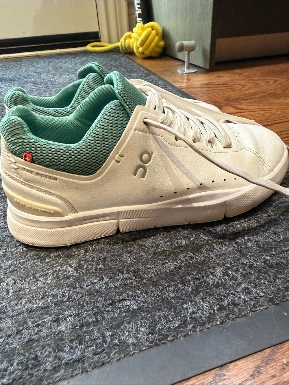 On Running The Roger Advantage Sneakers White Green Women's 7.5